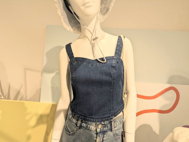 デニムビスチェを着用