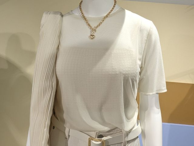 白のシアーTを着用