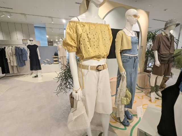 イエローのコットンレースクロップドブラウスを着用