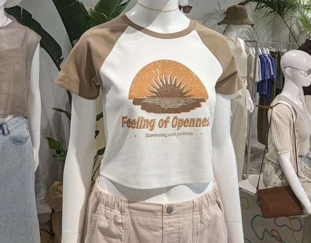 ロゴTシャツを着用