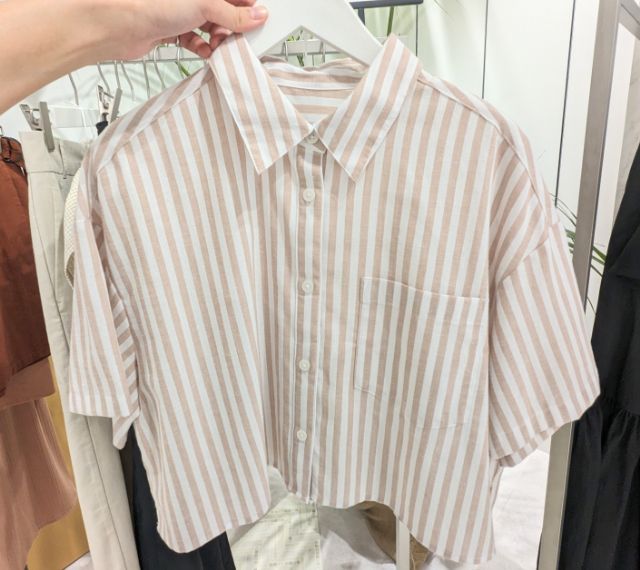 オレンジのリネンブレンドクロップドシャツ