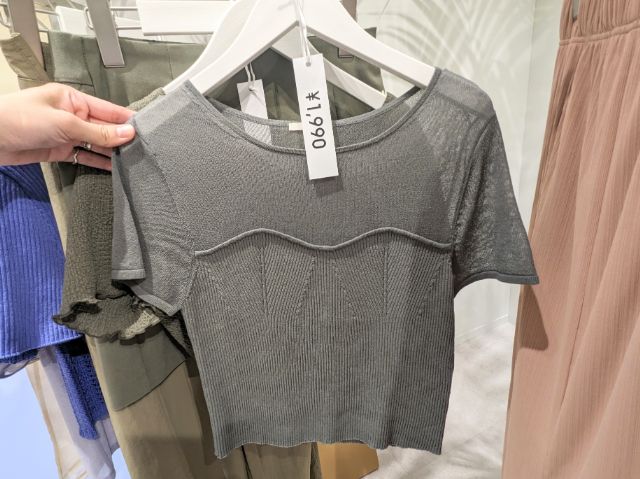 グレーのビスチェコンビネーションセーター