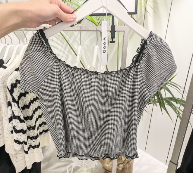 ギンガムチェックのオフショルトップス