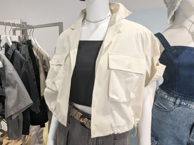 カーゴデザインのシャツを着用