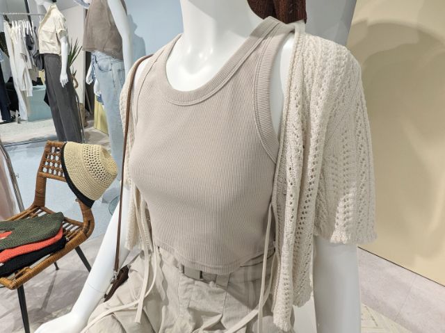 白の透かし編みカーディガンを着用