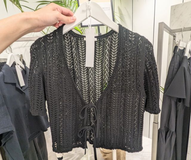 カーキの透かし編みカーディガン