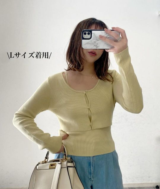 GUの2ピースクロップドカーディガンを着用している