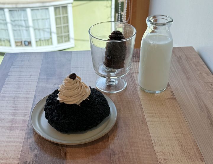 （左から）「ブラックココアコーヒー生クリーム」550円、「ハルバンラテ オリジナル」800円