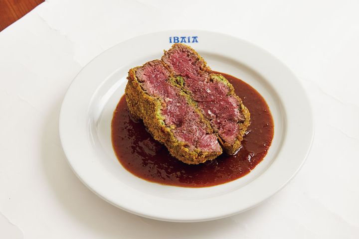 美しさを追求して選んだニュージーランドの赤身肉。 中まで火が入っても綺麗なロゼになるニュージーランド産やオーストラリア産の牛肉を選ぶ。高温短時間で揚げ、瑞々しさをキープ。