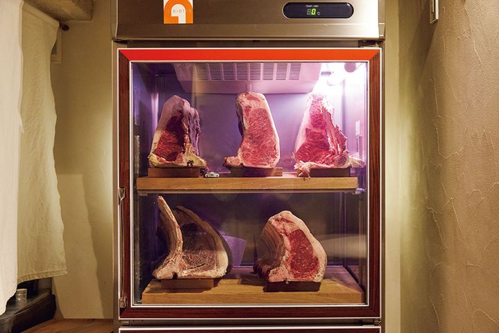 余分な水分を抜き、うまみが凝縮した肉。 「調理とは水分を抜くこと」と話す高橋シェフ。〈サカエヤ〉から届いた肉は冷蔵庫でさらに乾燥させる。熟成度の異なる肉の食べ比べも。