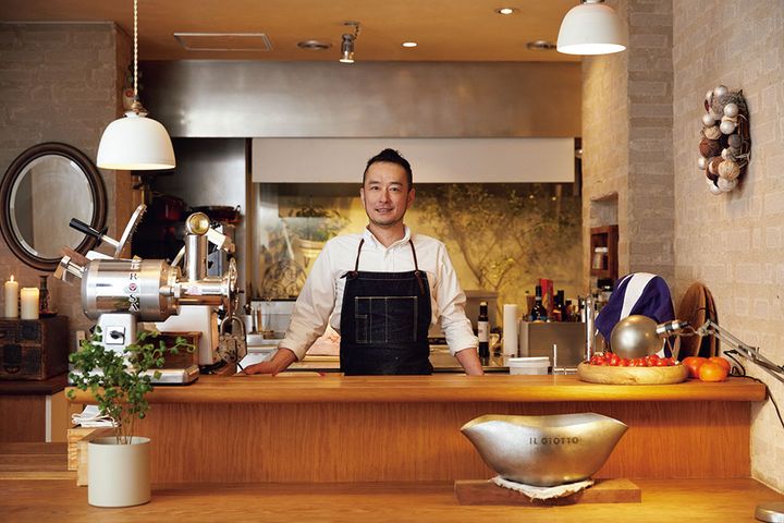 精肉店と二人三脚でうまい肉を届ける。 魚料理を得意とした高橋直史シェフだが、肉卸の〈サカエヤ〉が仕上げる熟成肉と出会って以来、肉焼きに開眼。肉好きが集まる店に。