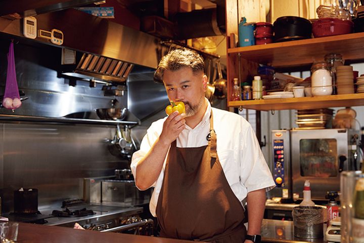 たった一人で飄々と、軽やかに調理する。 手間のかかる料理だが「パテアンクルートを作ればみんなが喜ぶから」と、あっさり答えた中井雅明シェフは、ワンオペで営業。