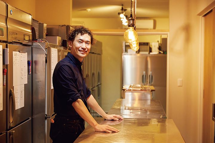 窒素充填や超音波まで！研究を止めない職人。 代表の平田創士さんは卸業を中心に活動。12台の冷蔵・冷凍庫で仕上げた肉のセットは、オンラインショップでも購入可能だ。