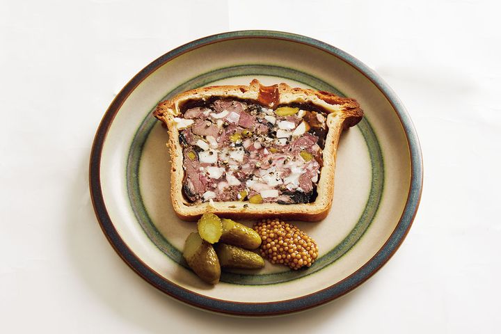 パイ生地はこんがり、ファルス（詰め物）はしっとり。 パテアンクルートはトータルバランスが大事。外側にはしっかりと火が通り、中身がパサつかないように仕上げるには火加減が大事。