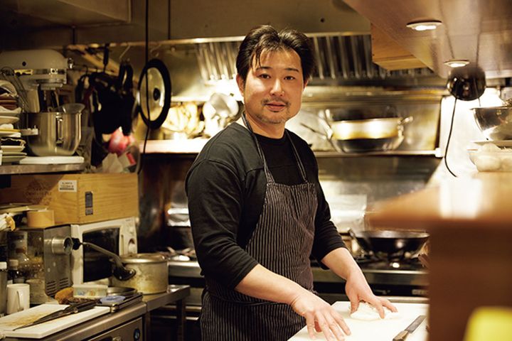 肉の名店で腕を磨いた料理人。 シェフの深味雄二さんは〈マルディ・グラ〉出身。毎日厨房に届く多様な肉を千本ノックのように調理するうち、肉料理の達人に。