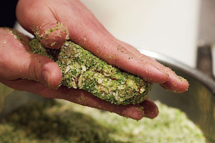 オブラートのように包む香り豊かなパン粉。 ニンニクや自家栽培のパセリと一緒にパン粉をミキサーにかけた、細かい衣。肉に薄くつけ、肉の食感や味を邪魔せず引き立てる役に。