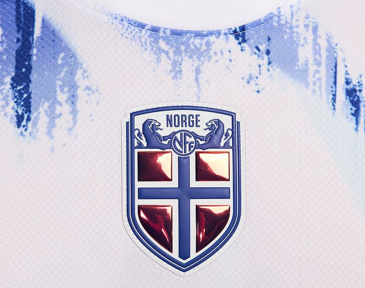 ノルウェー代表が2024新ユニフォームを発表！アウェイはアイスカラーで「美しくも寒々しい自然」を描く