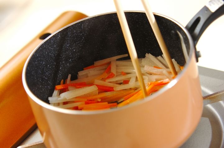 大根とニンジンの炒め煮の作り方1