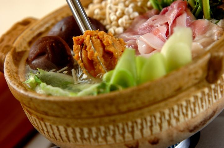 セリたっぷりみそ豚鍋の作り方1