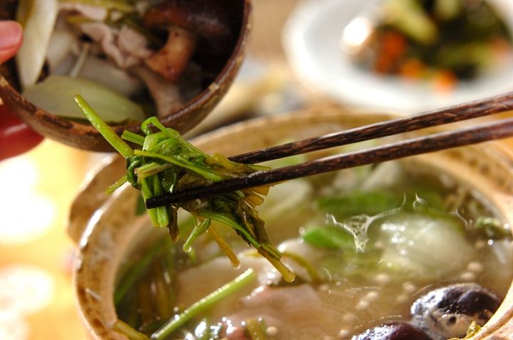 セリたっぷりみそ豚鍋の作り方2