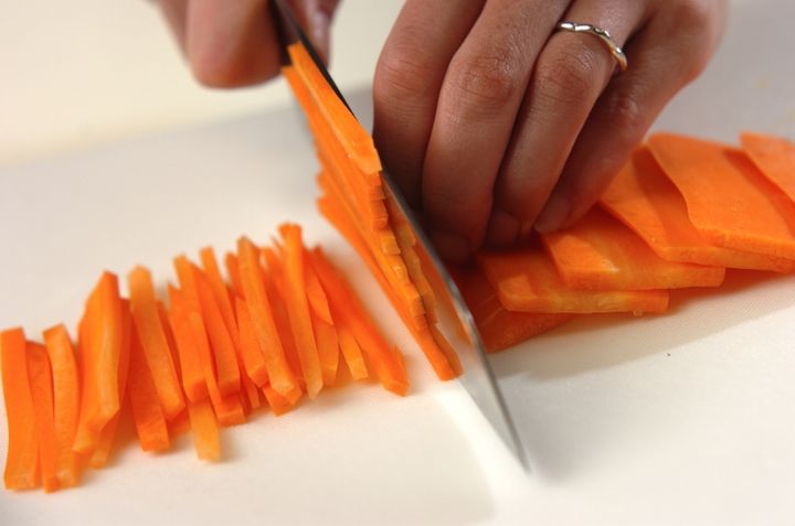 大根とニンジンの炒め煮の下準備1