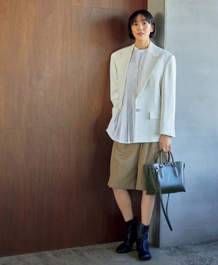 白ジャケットで気分を仕事モードに