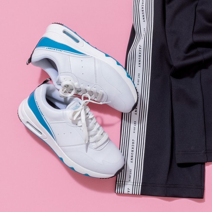 ゴルフ場だけじゃない！ 練習やコースの行き帰りも履けるスパイクレスシューズ