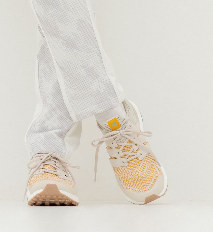 ゴルフ場だけじゃない！ 練習やコースの行き帰りも履けるスパイクレスシューズ