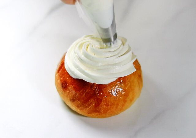 セムラ レシピ パンにアーモンドクリームとホイップクリームを詰める