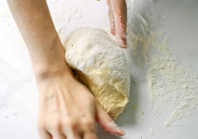 セムラ レシピ パン生地を捏ねる