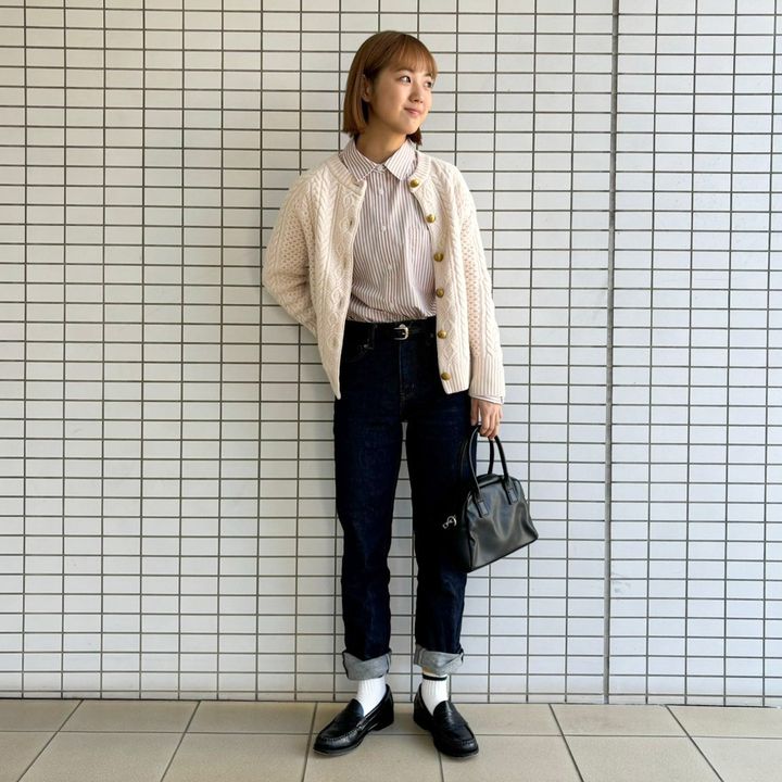 《GU》のピンクのストライプシャツ。プラスするだけで一気に春のデニムコーデが垢抜ける