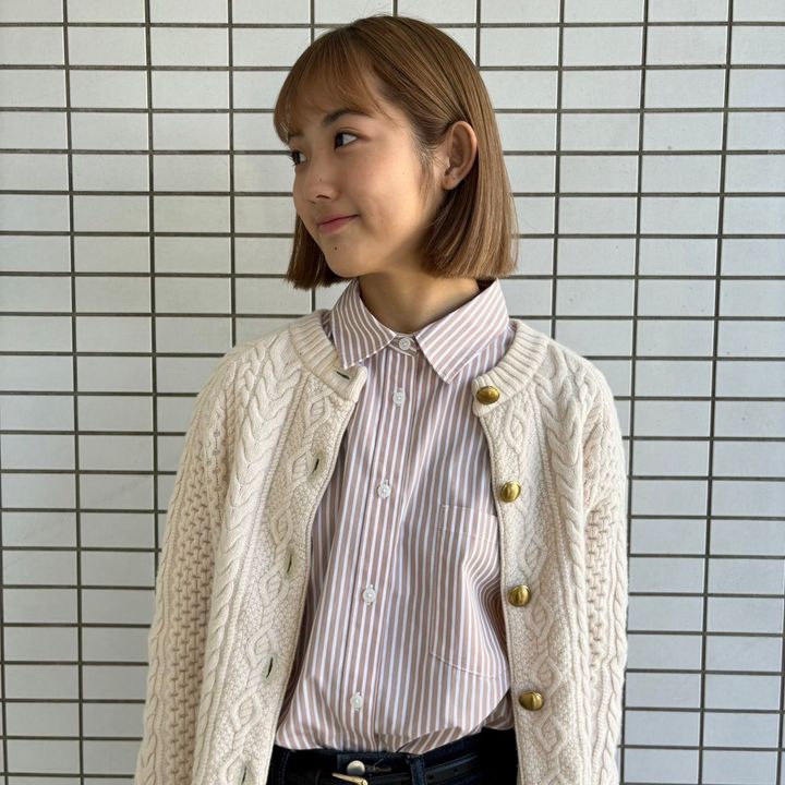 《GU》のピンクのストライプシャツ。プラスするだけで一気に春のデニムコーデが垢抜ける