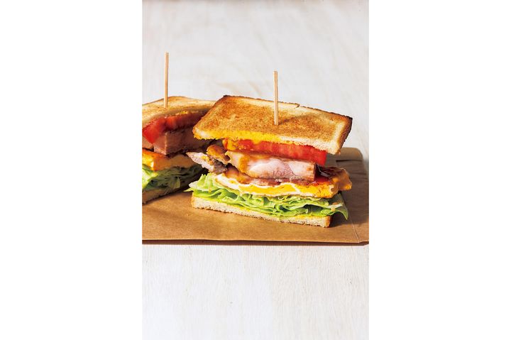 チキンとベーコンのクラブハウスサンドイッチ