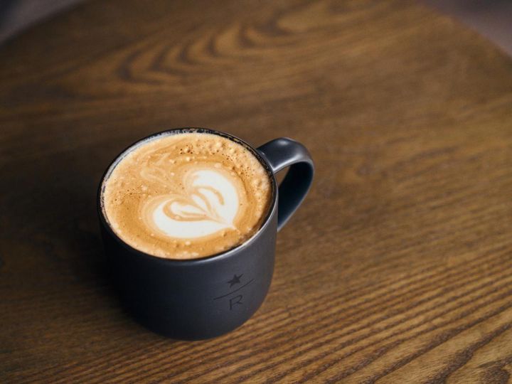 「マイクロブレンド™ No.21」ラテ 726円（持ち帰り）、740円（店内利用）