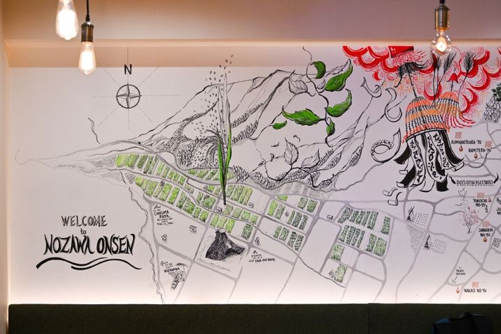 オーストラリアのアーティストが野沢温泉村を散策し、印象に残った風景やできごとなどを描いた地図