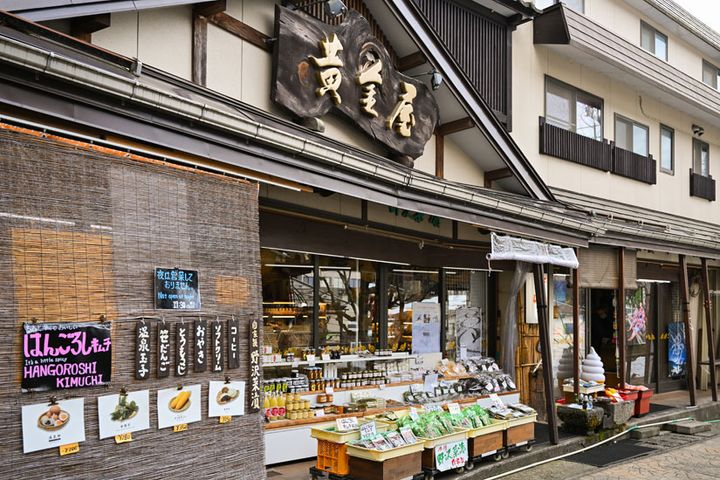 店先では簡単な食事も可能です