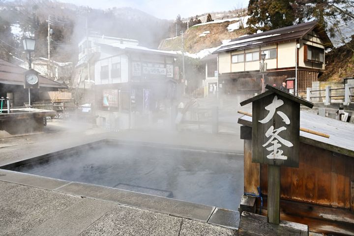 大釜には約85度の温泉が湧いていて、山菜や野菜を茹でる場所として使用されています