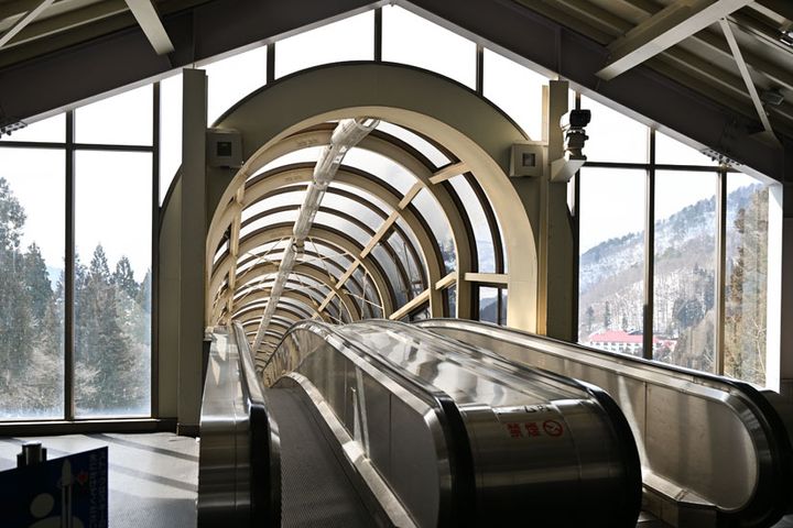 動く歩道「遊ロード」に乗れば、ゲレンデまであっという間！スキー場の利用がなくても無料で楽しめます