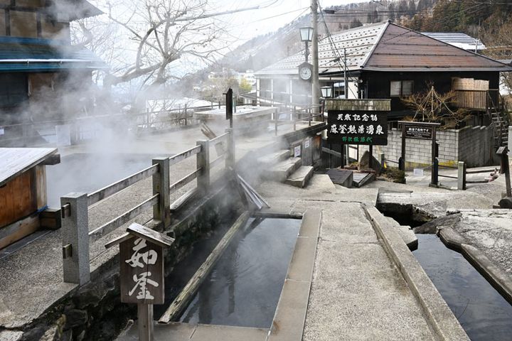 麻釜を利用できるのは村民の方のみ。茹でている様子が見られることも