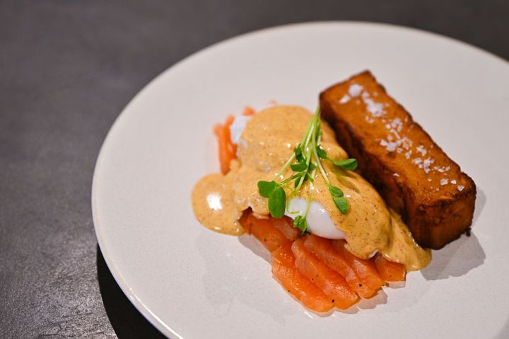 11時までは朝食も利用可。信州サーモンを使用＆グルテンフリーの狸ベネディクト1600円