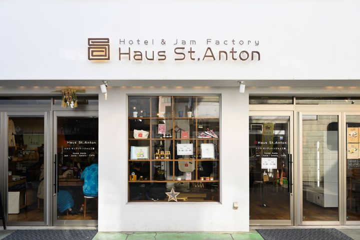 ギフトショップにカフェも併設されています