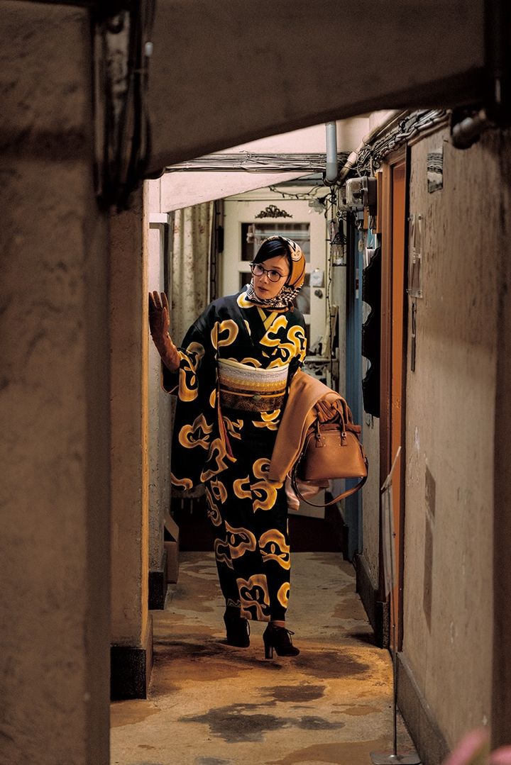 昭和初期に建てられたビルの中のギャラリーを訪ねる日 【吉田羊さんの着物と12のアソビゴコロ】