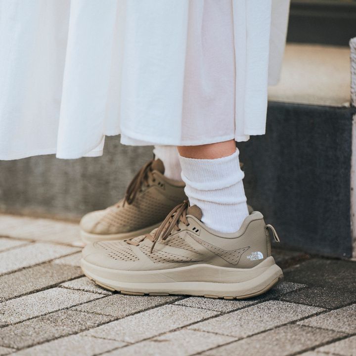 白ワンピース×《ザ・ノース・フェイス》のランニングシューズで作る、上品ミリタリースタイル【マイスタンダードブック】