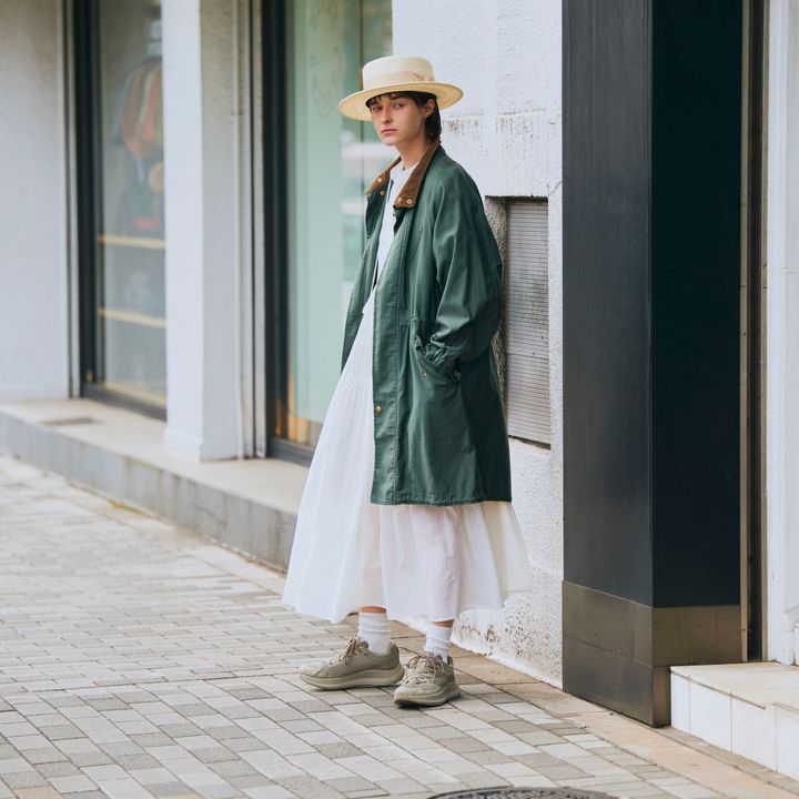 白ワンピース×《ザ・ノース・フェイス》のランニングシューズで作る、上品ミリタリースタイル【マイスタンダードブック】