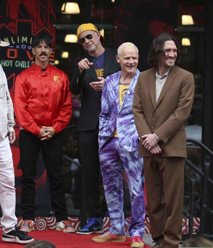 画像1: レッチリのチャド・スミスがある人物にFaceTimeをする姿を公開