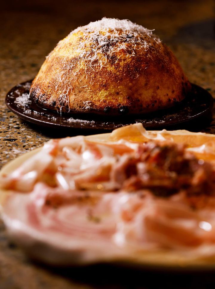 恵比寿『PICICA PICICA PIZZA & PASTA』の「シャルキュトリー盛り合わせ」と「薪釜ボンバ・ブレッド」