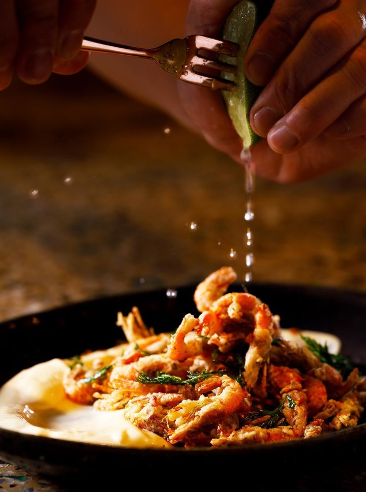 恵比寿『PICICA PICICA PIZZA & PASTA』の「芝エビのセモリナフライとアイオリライムシャワー」