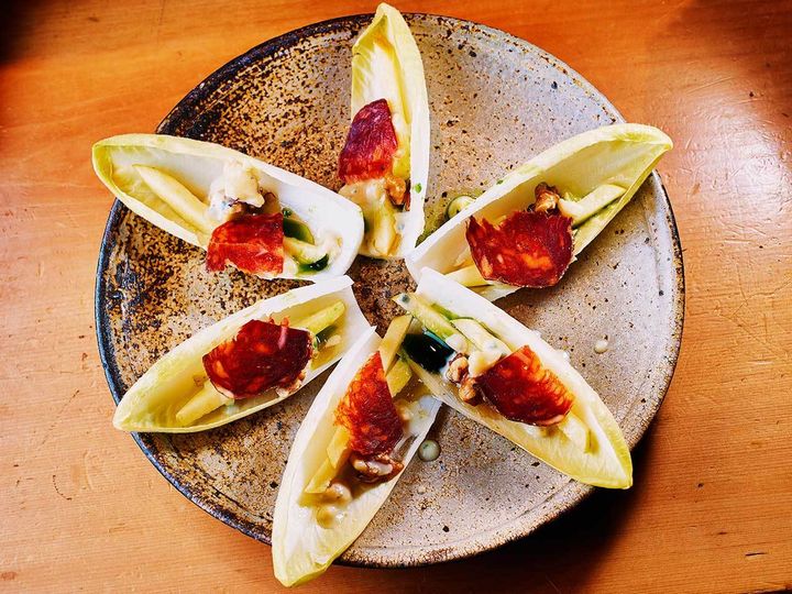 東北沢『LANTERNE はなれ』の「チコリと青りんご、フルムダンベールのサラダ」