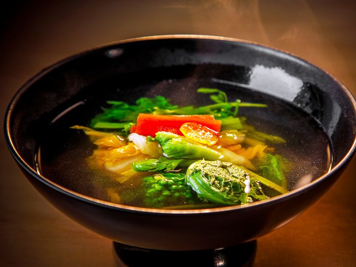 銀座『銀座 呑小路やま岸』の「春野菜のお椀」