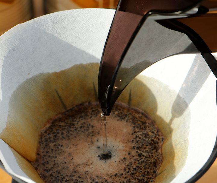 【焙煎から注ぎ方まで】コーヒーのプロが教える！キャンプで絶品コーヒーを淹れるコツ